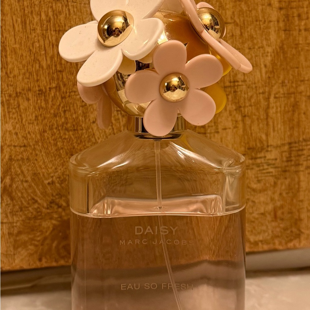 Marc Jacobs Daisy Eau So Fresh with Yellow and White Floral Cap - Picture 2 of 5